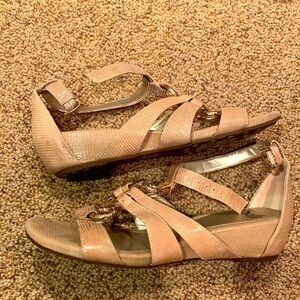 Sofft 9 leather wedge sandals gold O ring mini wedge snake print tan shiny Greek